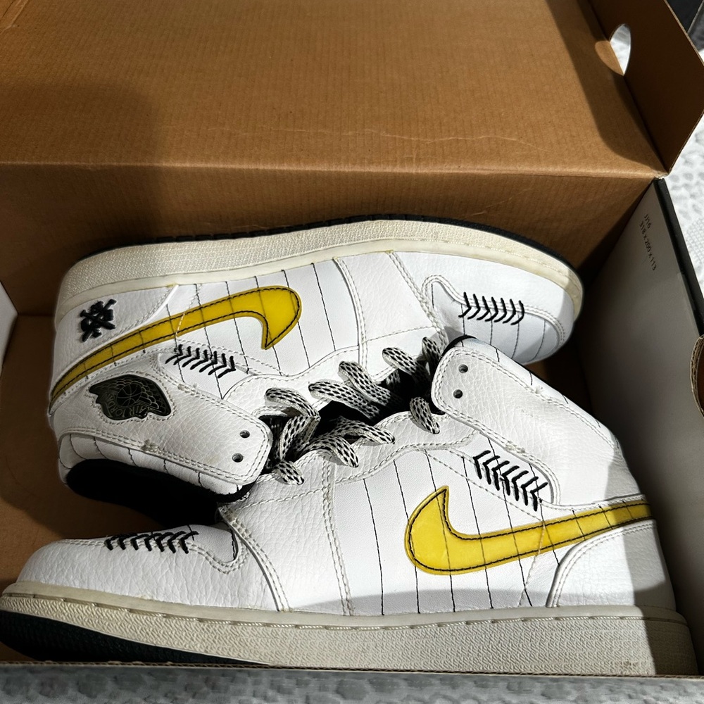 Jordan 1 mid vintage “ Barons-home”